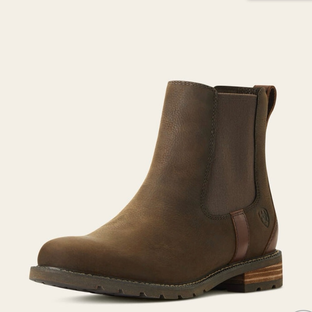 Woman Ariat chelsea boots